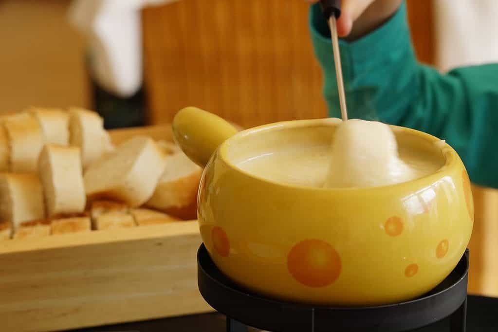 fondue, swiss fondue, cheese-708185.jpg